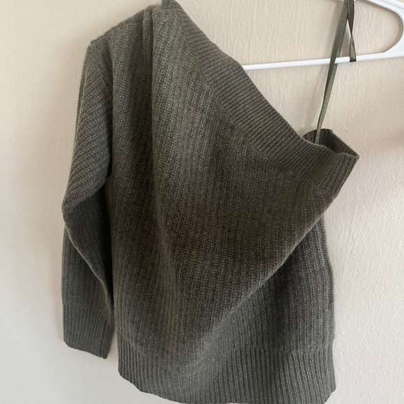 NWT 360 Cashmere Lena Merlot Off-The-Shoulder Cashmere Sweater Size XS - Picture 3 of 6